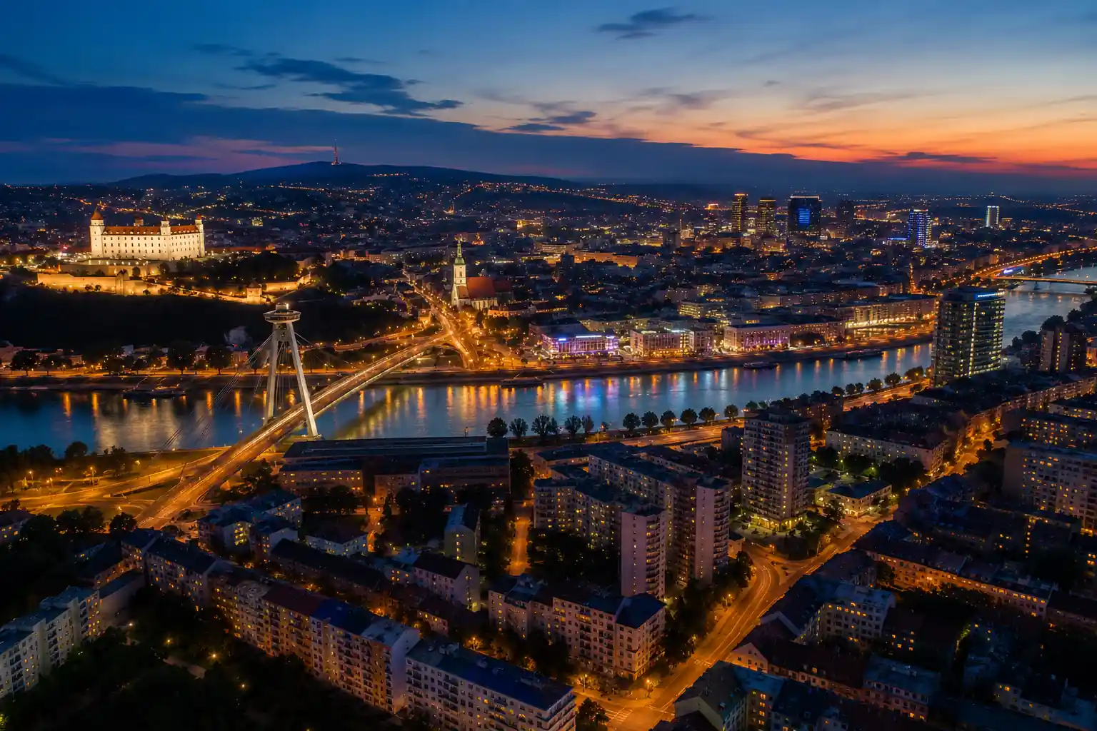 Panoráma Bratislavy s Dunajom a mestskými časťami